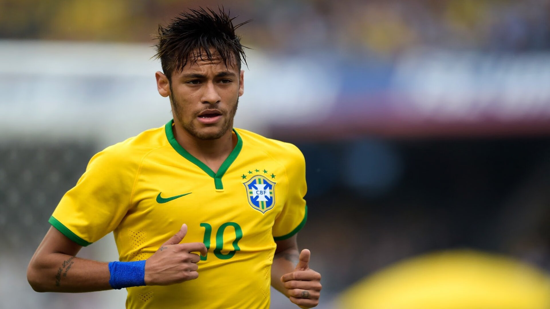 “足球场馆夜间照明改造完毕,比赛夜场精彩纷呈”,足球场夜间照明灯