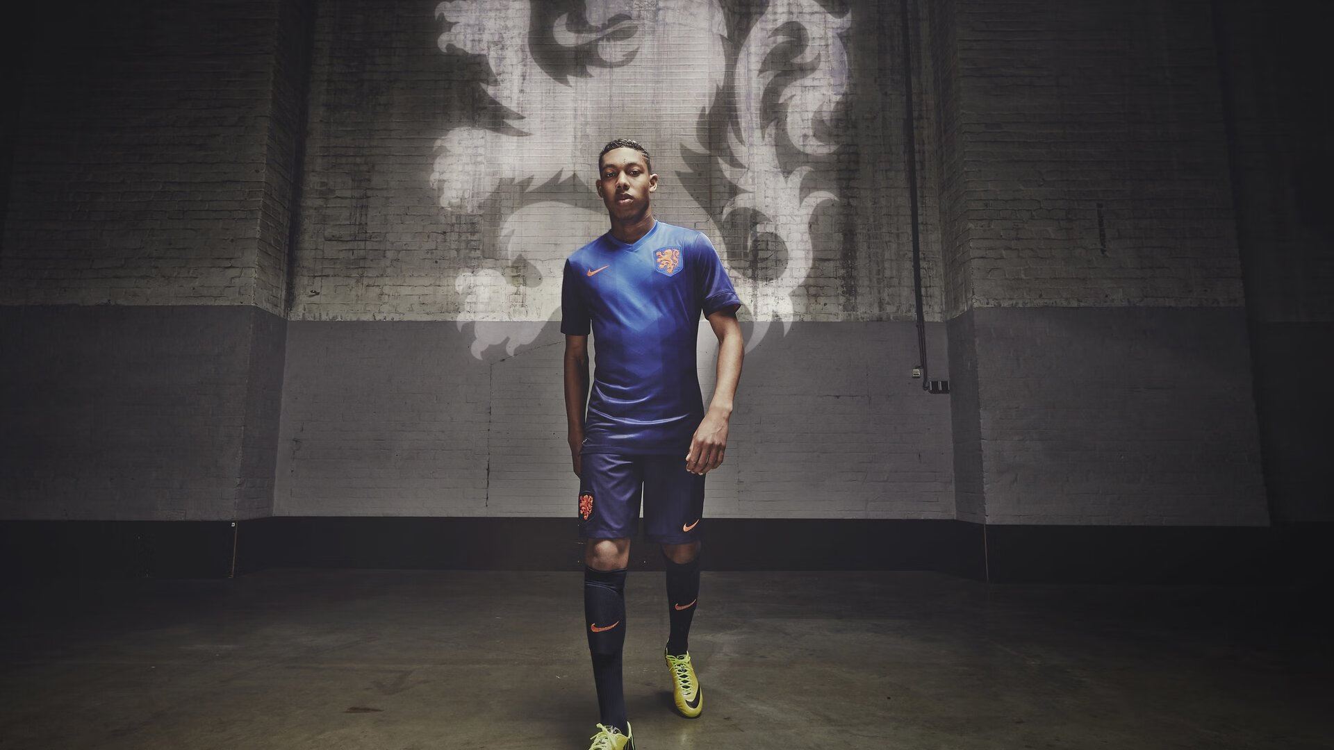 “足球场馆智能安检系统正式启用，提升赛事安全”，足球场检测机构